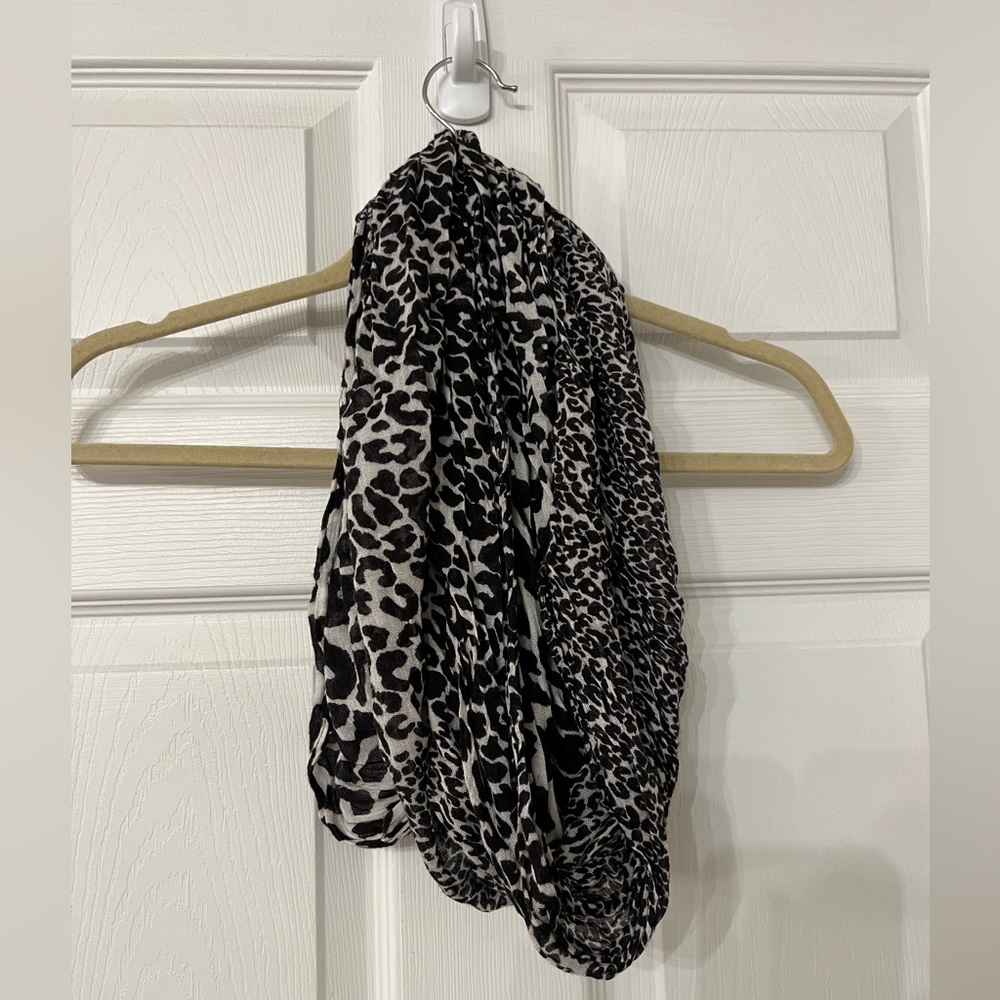 Black and white infinity leopard print scarf Jennifer Lopez brand one size